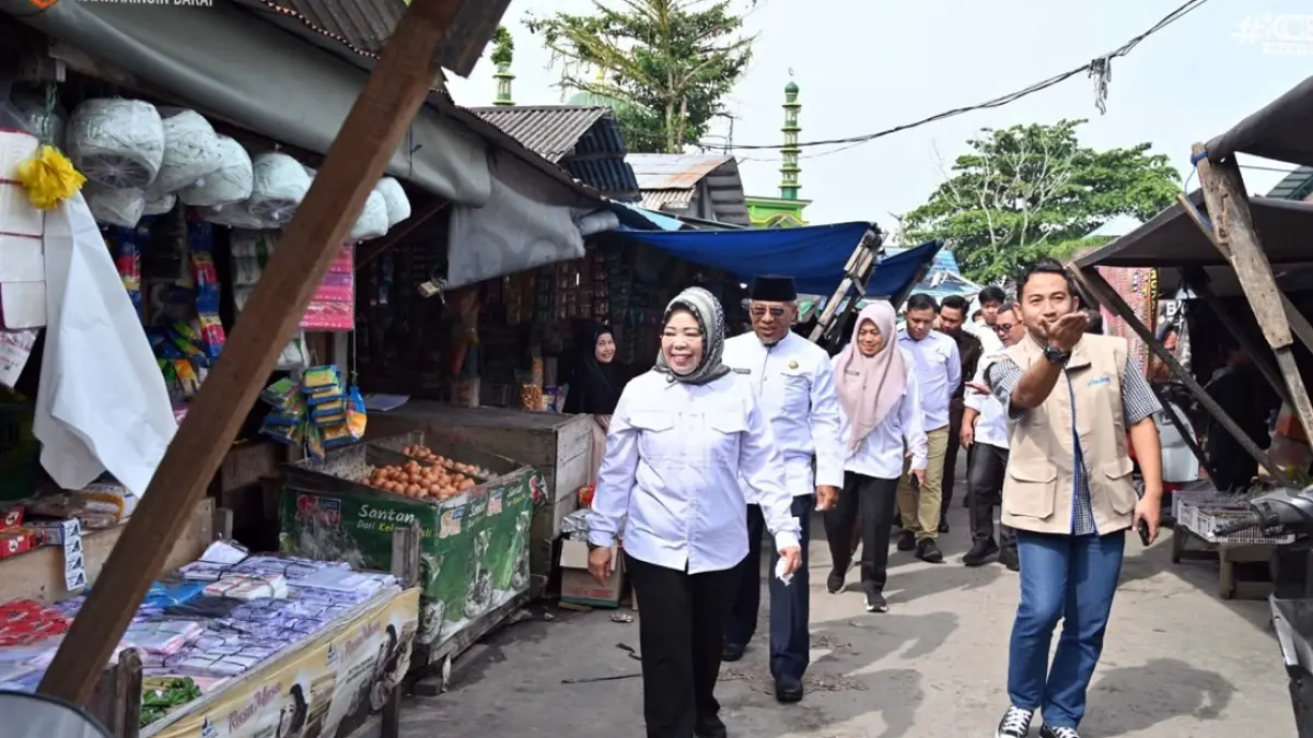 Bupati Kotawaringin Barat Hj Nurhidayah meninjau Pasar Indrasari Pangkalan Bun baru baru ini.