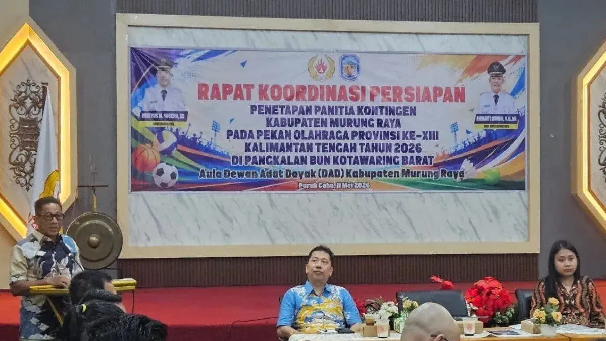 Bupati Murung Raya, Heriyus saat menyampaikan sambutan pada rapat koordinasi persiapan penetapan panitia kontingen Porprov di Gedung Dewan Adat Dayak (DAD) di Puruk Cahu, Senin (11/5/2026) malam. ANTARA