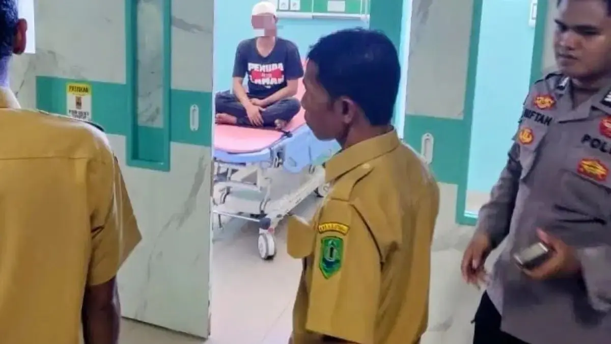 DIRAWAT: AY (40) saat menjalani perawatan di RSUD Pambalah Batung Amuntai, usai diamankan petugas gabungan. (Foto: Polres HSU) 
