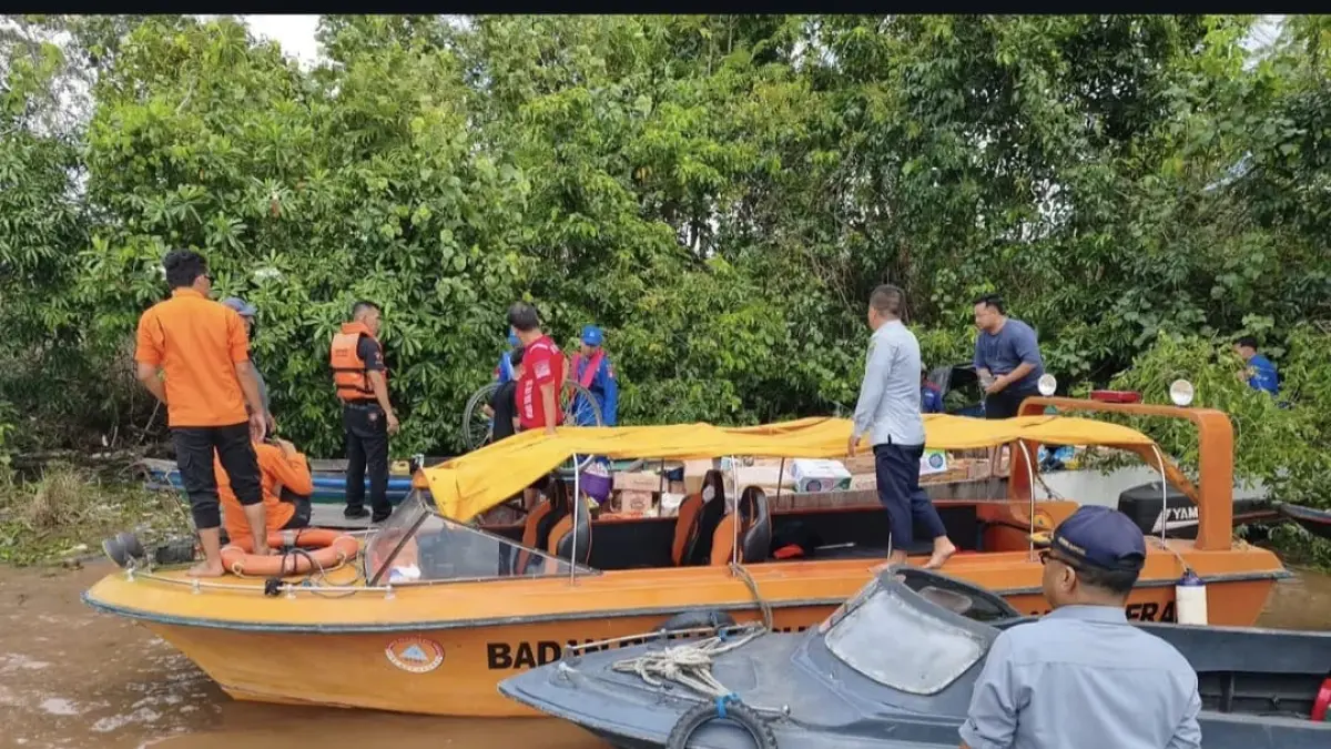 EVAKUASI: Tim BPBD Kapuas saat mengevakuasi korban kelotok karam di kawasan Desa Bamban Raya, Kecamatan Bataguh, Kabupaten Kapuas. (BPBD Kapuas/Radar Sampit)
