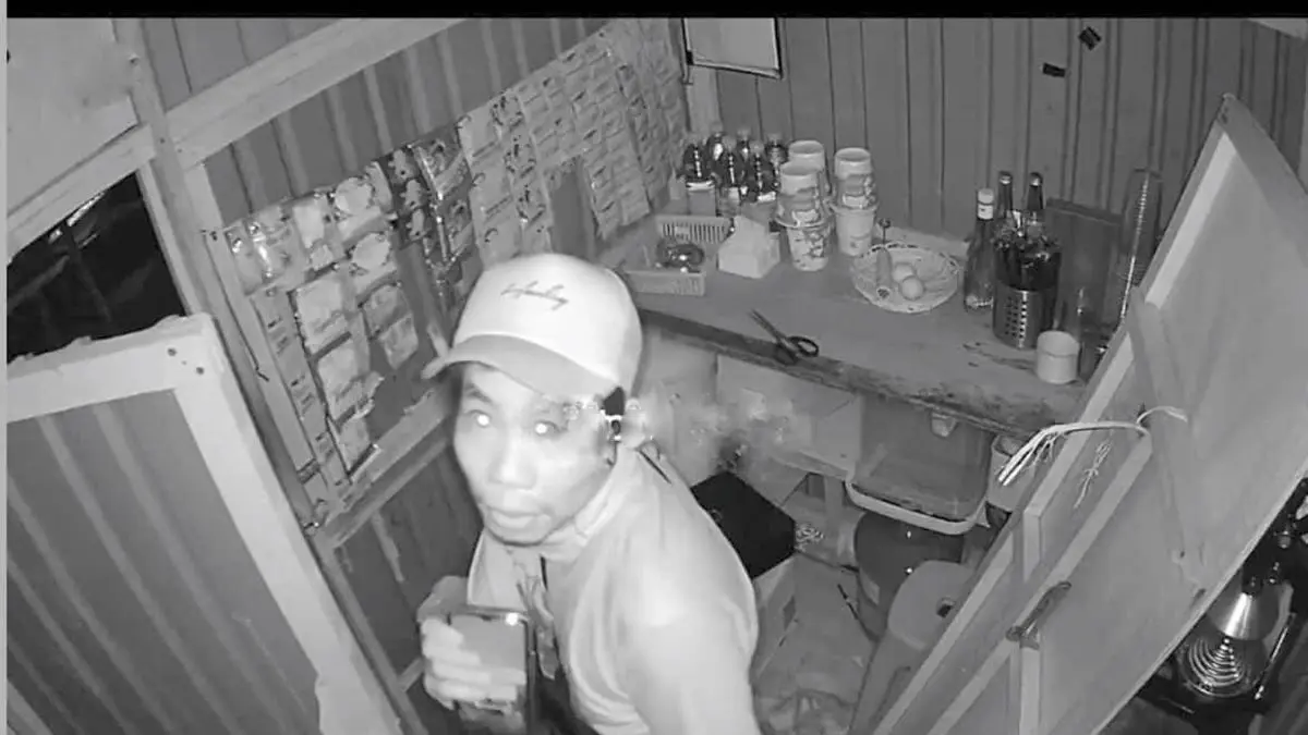 PENCURIAN: Pelaku pembobolan terekam CCTV saat beraksi di dalam booth kontainer milik warga Sampit. FOTO: TANGKAPAN LAYAR/RADAR SAMPIT