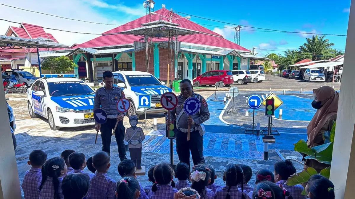 Puluhan siswa TK Candra Waluyo mengikuti kegiatan Polisi Sahabat Anak. &nbsp; (RIFANI/RADAR SAMPIT)