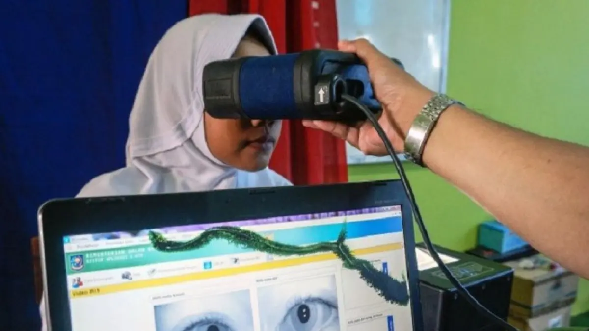 Seorang pelajar SMA saat pertama kali mengikuti perekaman KTP El.(ist)