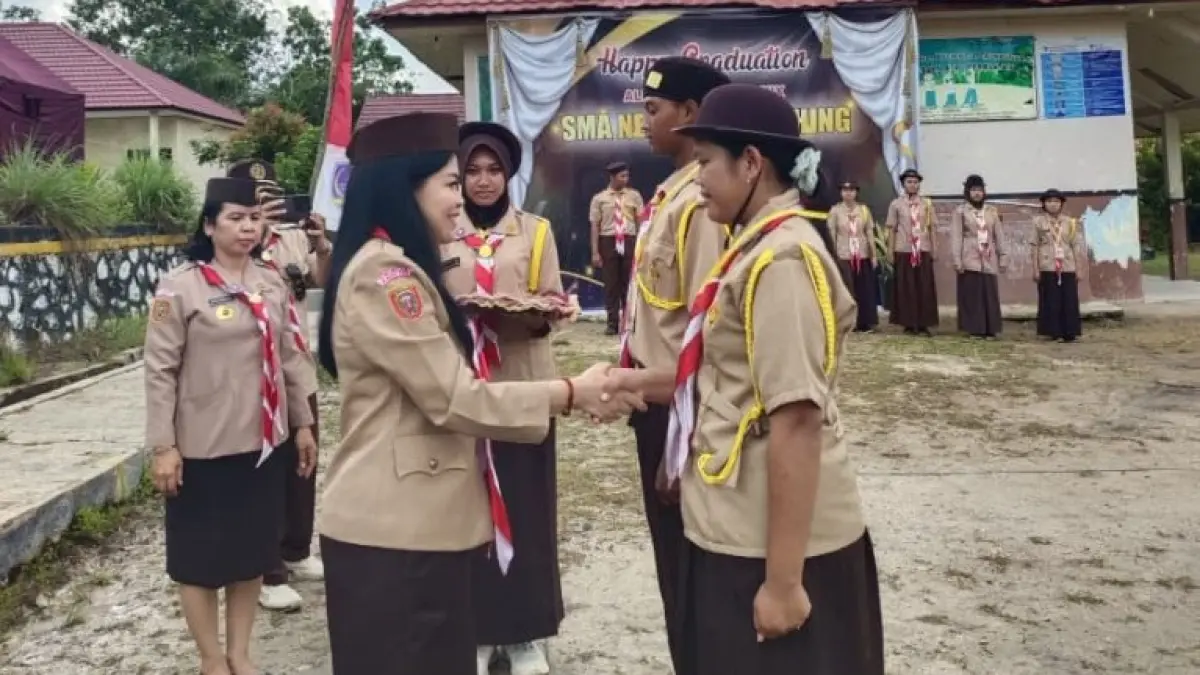 Suasana penyematan tanda peserta untuk dimulainya perkemahan tamu ambalan tahun pelajaran 2025/2026, di SMAN 1 Manuhing, pekan lalu. (KWARCAB PRAMUKA GUNUNG MAS)&nbsp;