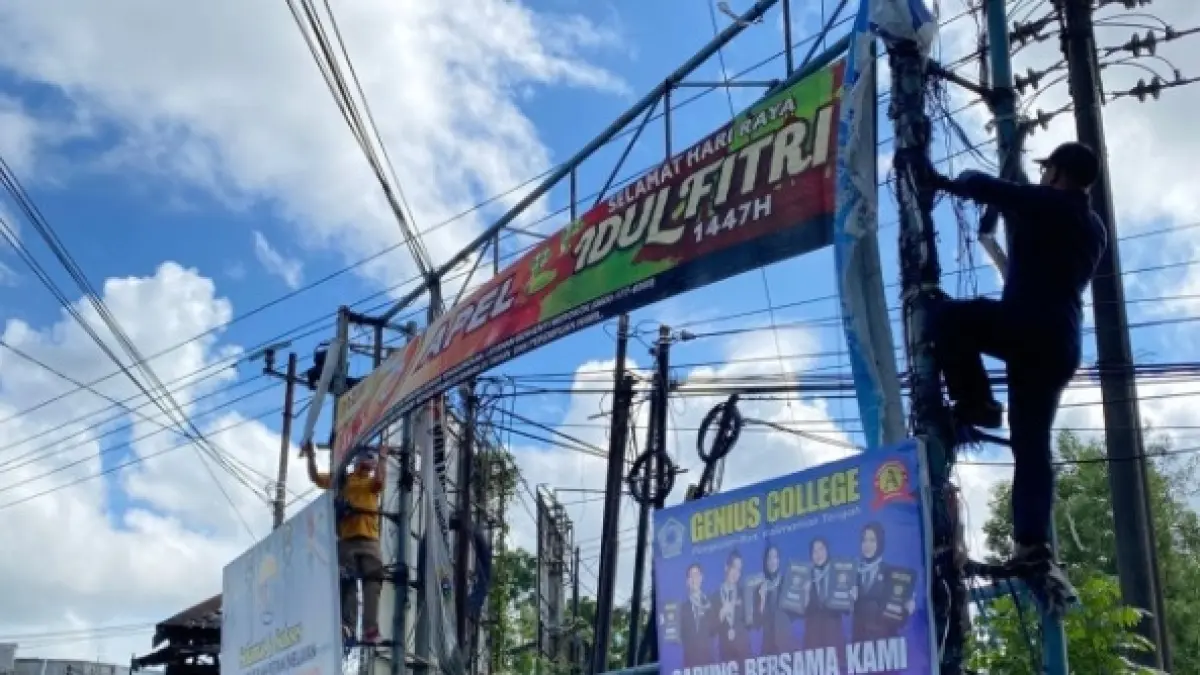 TATA KOTA: Penertiban baliho dan reklame liar di salah satu ruas jalan Kota Pangkalan Bun, Kabupaten Kotawaringin Barat, belum lama ini. (ist)&nbsp;