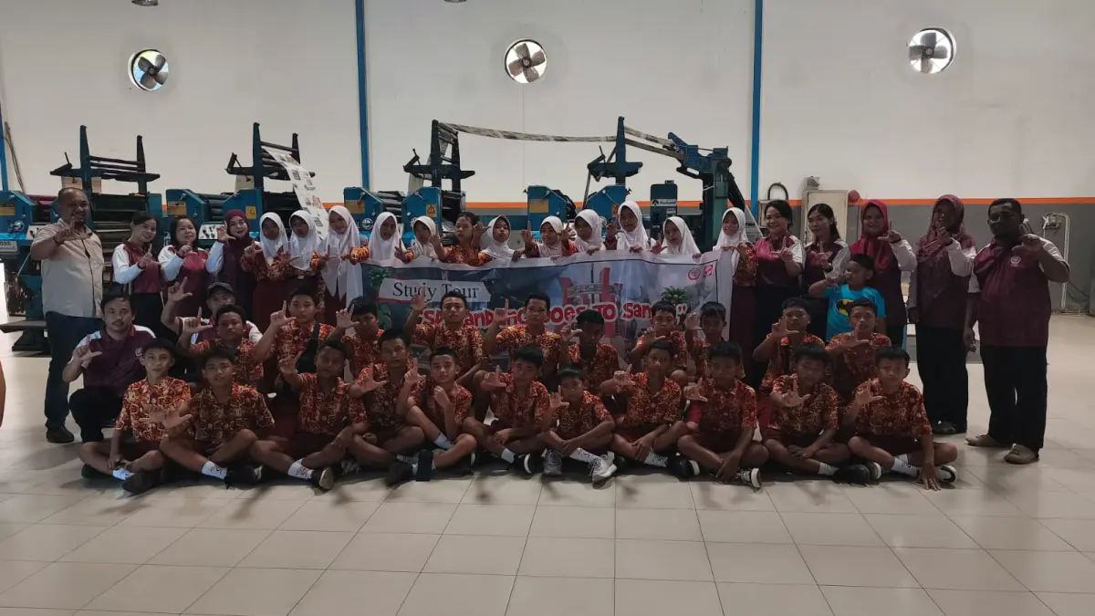 FOTO BERSAMA: Para guru dan siswa SDS Eka Tjipta saat berada di ruang percetakan Radar Sampit dalam kegiatan study tour, Rabu (13/6/2026).DANY/RADAR SAMPIT