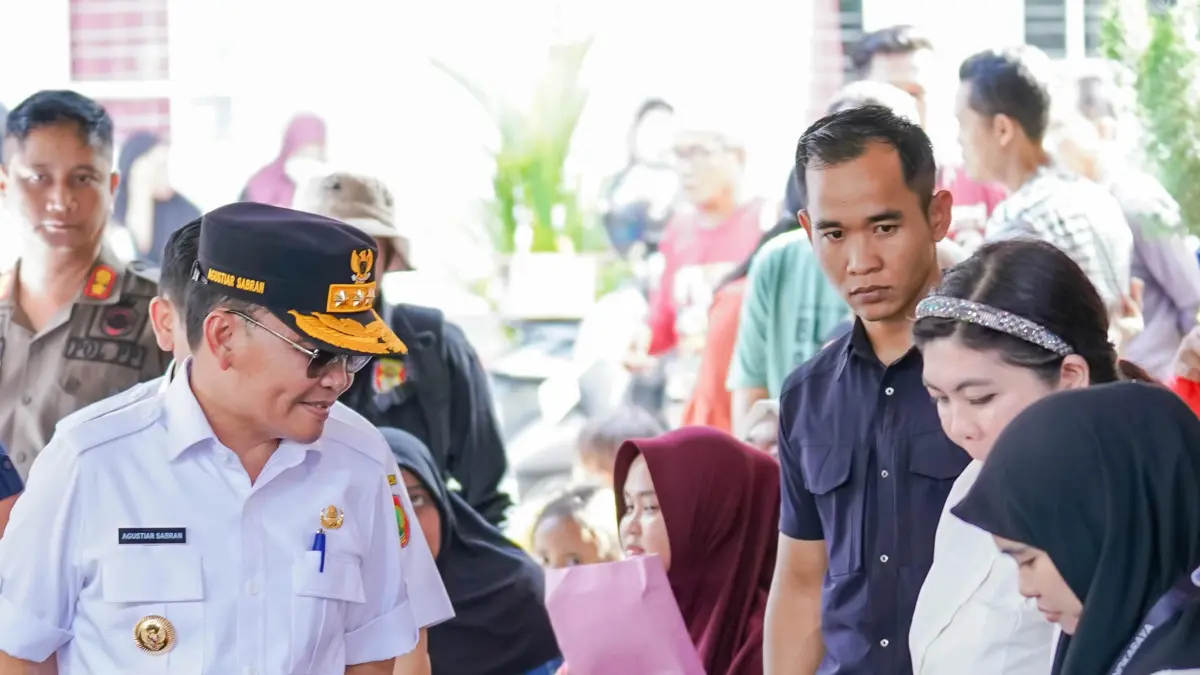 Gubernur Kalteng Agustiar Sabran,saat meninjau penyaluran program KHBS (Dok.radarsampit)