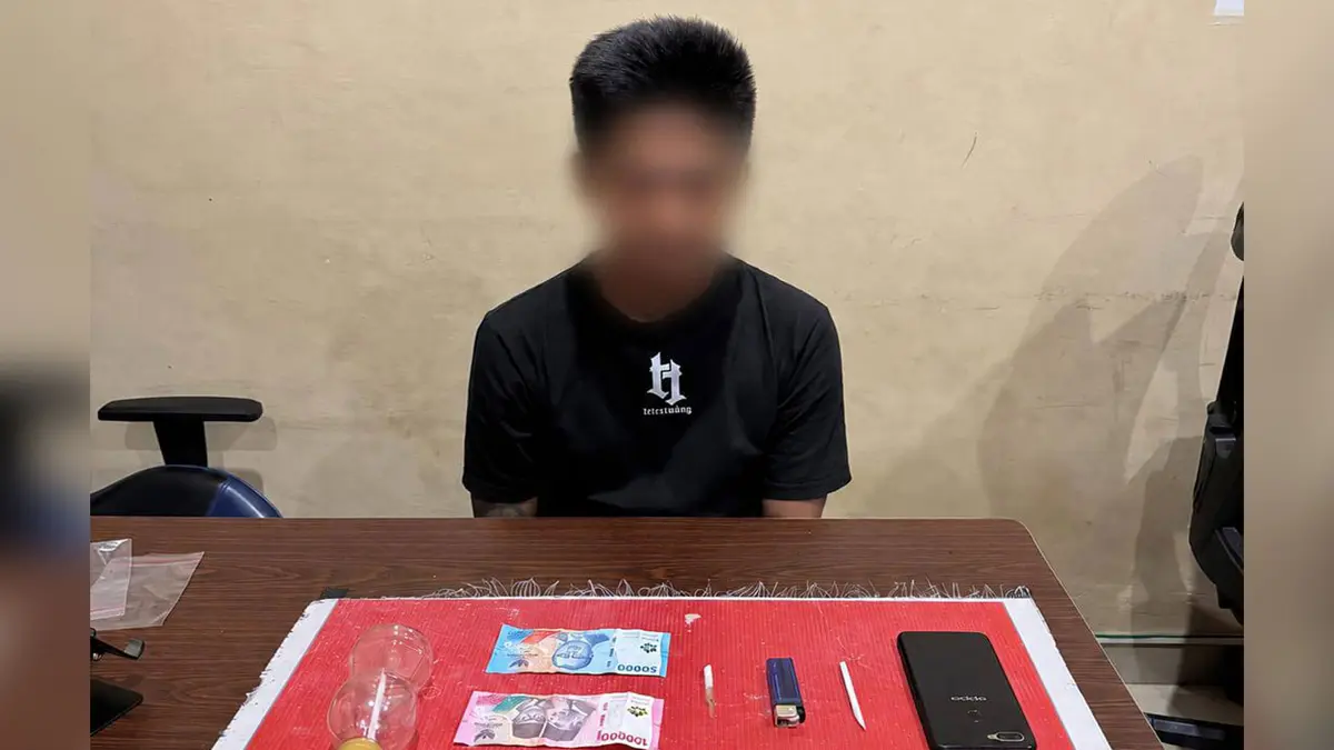 
NARKOBA : Arbani alias Bani (33) diamankan bersama barang bukti di kantor polisi. FOTO: IST/RADAR SAMPIT
