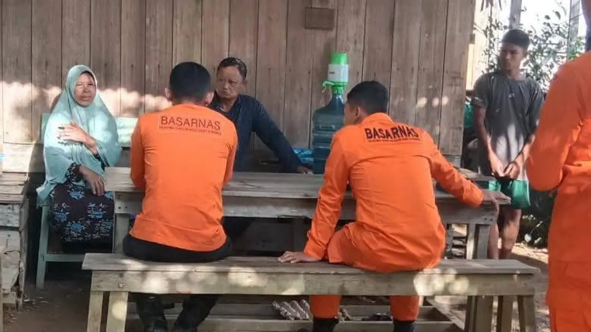 Petugas SAR saat berkomunikasi dengan pihak keluarga Anudin, yang dinyatakan hilang sejak Sabtu dini hari (9/5/2026). (warga/radar sampit)&nbsp;