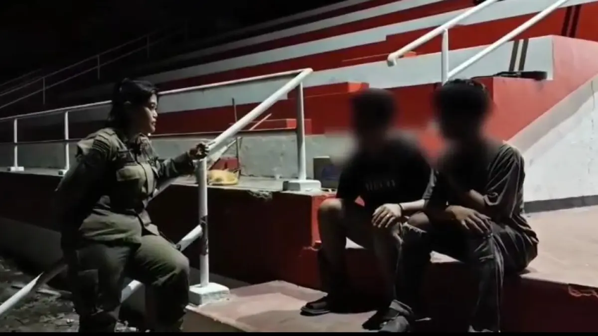 Petugas Satpol PP Kotim saat menasihati dua pengamen yang mendapatkan pembinaan membersihkan tribun Stadion 29 Nopember Sampit. (Satpol PP Kotim)&nbsp;