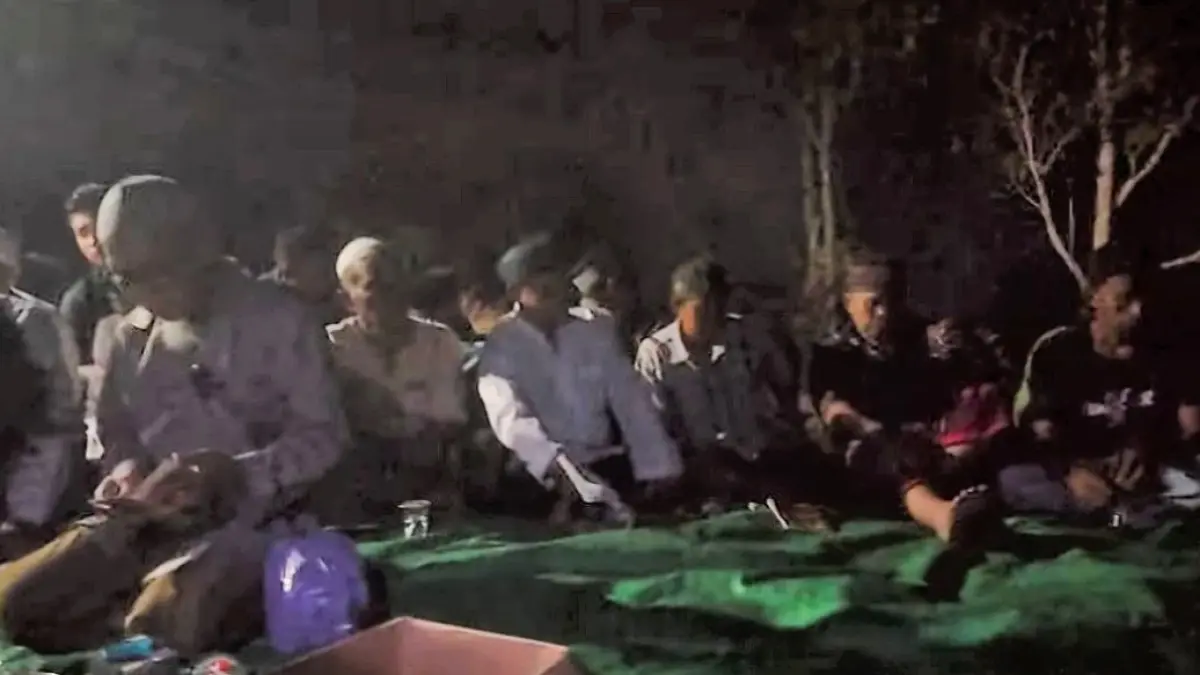 Pihak keluarga dan warga Desa Tumbang Payang, menggelar doa bersama untuk Anudin yang hilang dan hingga kini belum ditemukan. (Warga/Radar Sampit)