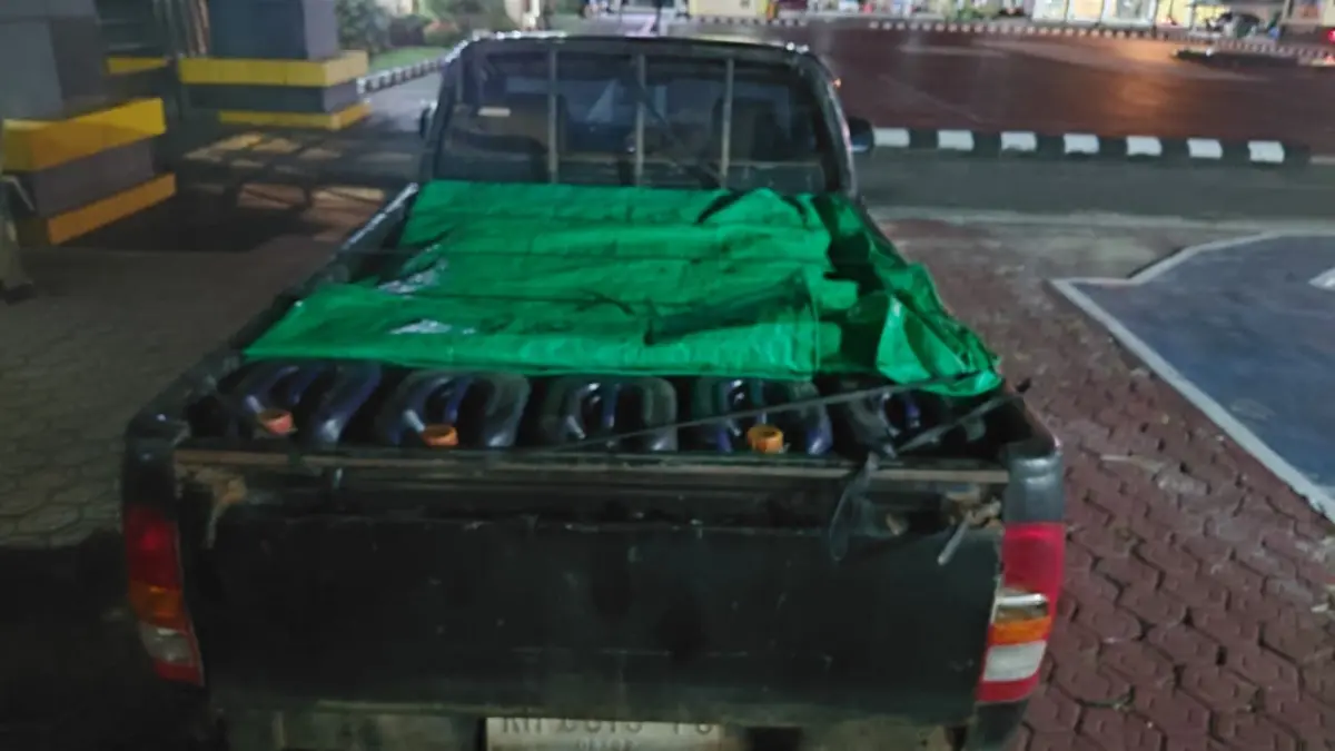 Salah satu mobil yang mengangkut BBM bersubsidi saat diamankan petugas Polres Seruyan, baru-baru tadi.(istimewa/Polres Seruyan)