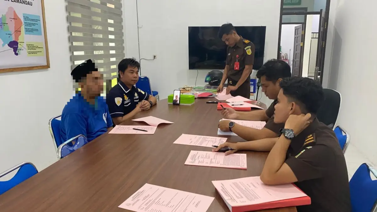 Satreskrim Polres Lamandau melimpahkan kasus pembunuhan ke Kejaksaan Negeri Lamandau, Selasa (12/5). &nbsp;(ria/radar sampit)