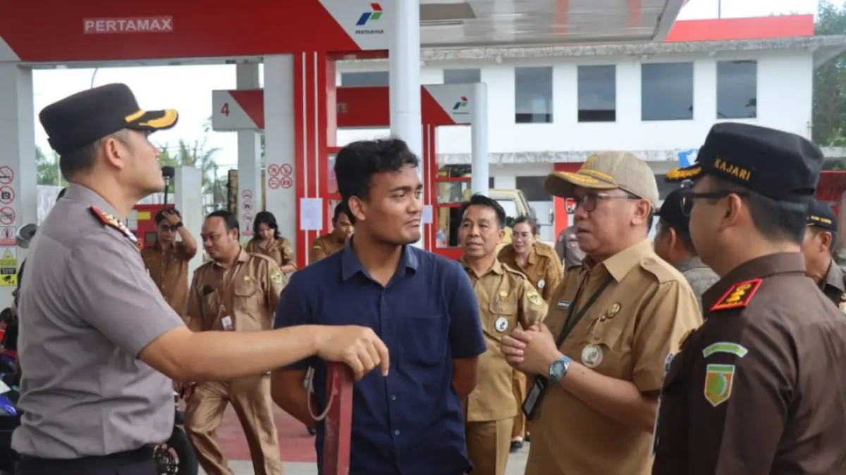 Sejumlah pihak terkait memantau antrean kendaraan di SPBU Kuala Kurun, Senin (11/5). (DISKOMINFO SANTIK GUMAS)