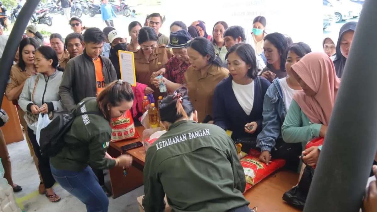 Suasana gerakan pangan murah di halaman kantor DPKP setempat diserbu warga untuk membeli bahan pokok, Selasa (12/5). (DPKP GUNUNG MAS)&nbsp;