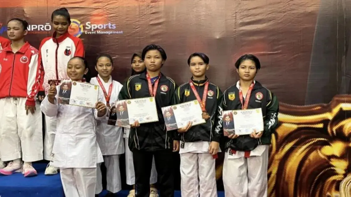 Tim Kata Beregu Kadet Putri Gumas meraih medali perunggu, pada ajang Kejurnas Piala Menhan RI di Kota Balikpapan, Kalimantan Timur, belum lama ini.&nbsp; (FORKI GUNUNG MAS FOR RADAR SAMPIT)