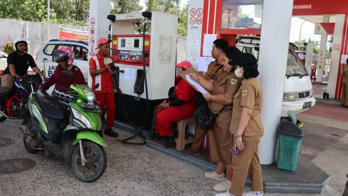 Tim Pengawasan BBM Kabupaten Gumas ketika melakukan pengawasan distribusi BBM di SPBU Kuala Kurun, Selasa (12/5). (DISKOMINFO SANTIK GUMAS)