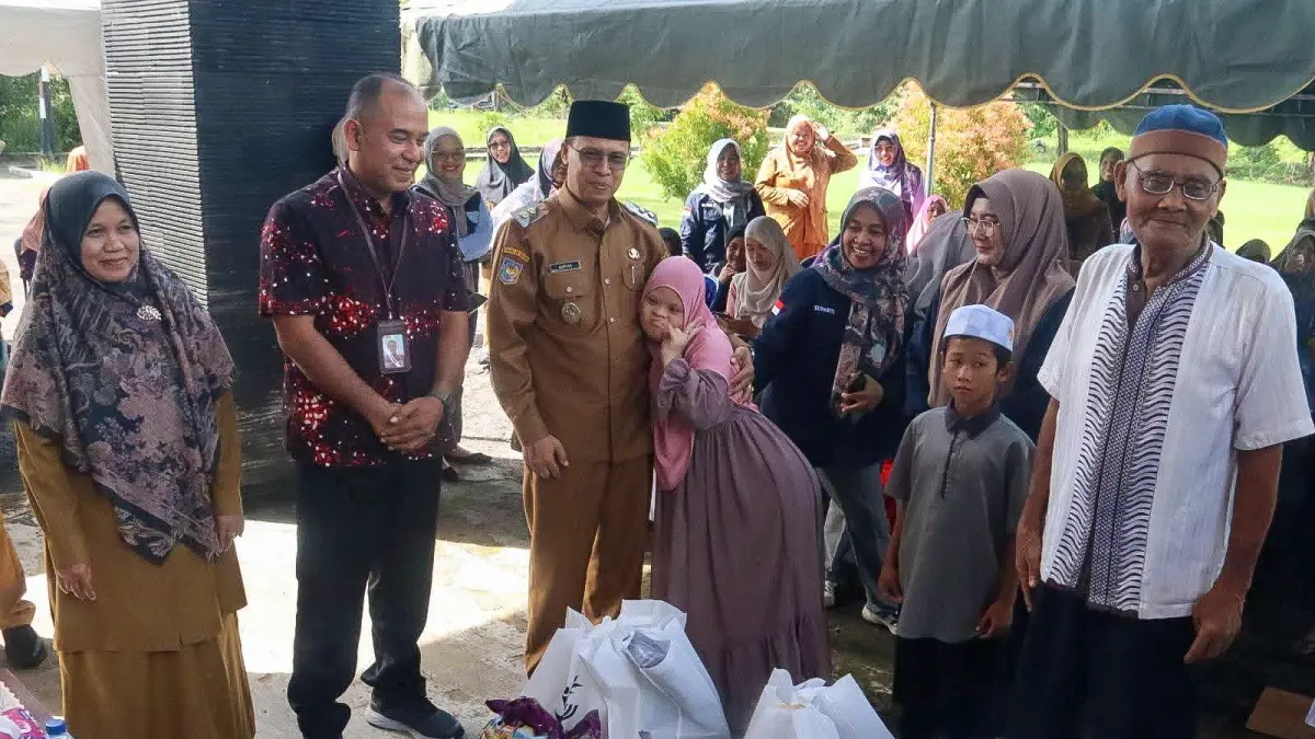 Wakil Bupati Seruyan Supian Serahkan Bantuan Sosial kepada Masyarakat, Rabu (13/5). (RIFANI/RADAR SAMPIT) 