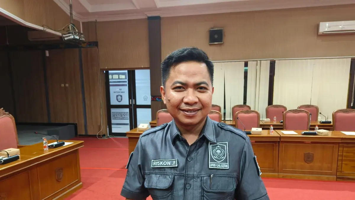 Wakil Ketua Komisi III DPRD Kotim, Riskon Fabiansyah, saat diwawancarai oleh awak media.  (akbar/radar sampit)