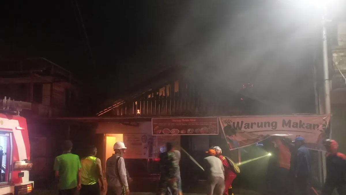 Warung makan di kawasan Pasar Tengah, Jalan Ais Nasution, Kuala Pembuang, Kabupaten Seruyan, ludes terbakar pada Senin (11/5) malam. &nbsp;(rifani/radar sampit)