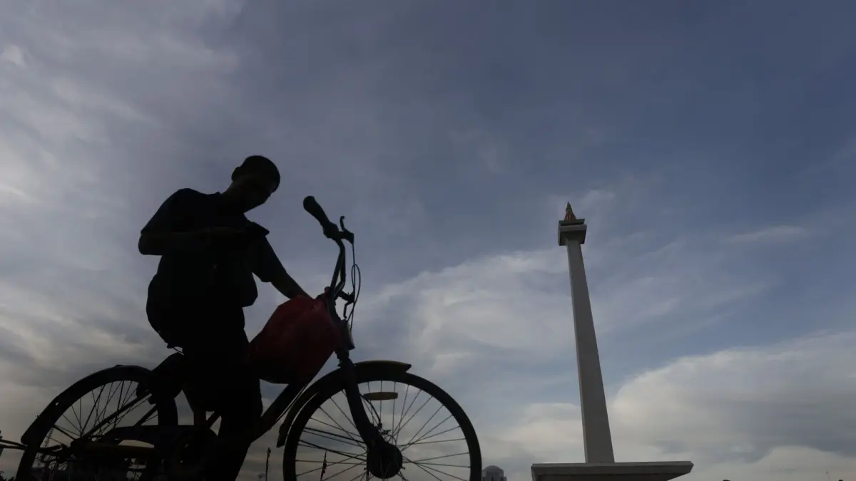 Ilustrasi: Pesepeda saat beristirahat di kawasan monas Jakarta. (jawapos)