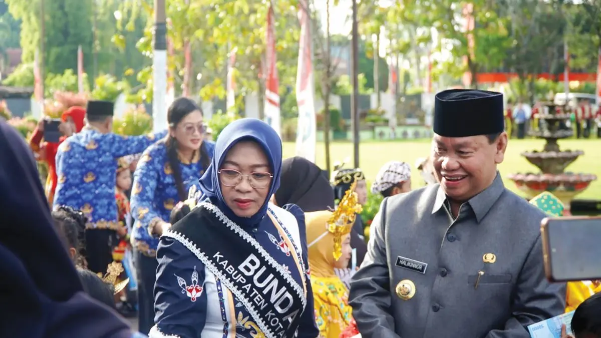 INTERAKSI: Bupati Kotim Halikinnor didampingi Bunda PAUD Kotim Khairiah Halikinnor berinteraksi dengan anak-anak PAUD pada momen peringatan Hardiknas 2026 di halaman Kantor Bupati Kotim, baru-baru tadi. FOTO: KOMINFO KOTIM/RADAR SAMPIT 