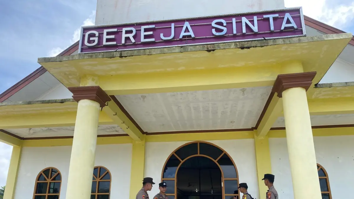 PENGAMANAN : Personel kepolisian melakukan pengamanan ibadah peringatan kenaikan Yesus Kristus di sejumlah gereja, Kamis (14/5). HUMAS POLRES GUMAS FOR RADAR SAMPIT