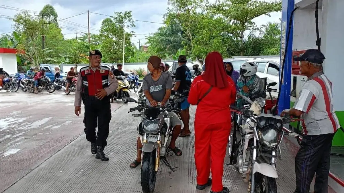 ANTRE BBM: Pengamanan distribusi BBM di salah satu SPBU di Jalan Iskandar, Pangkalan Bun, Kabupaten Kotawaringin Barat (Kobar), Jumat (15/5/2026). FOTO: IST/RADAR SAMPIT 
