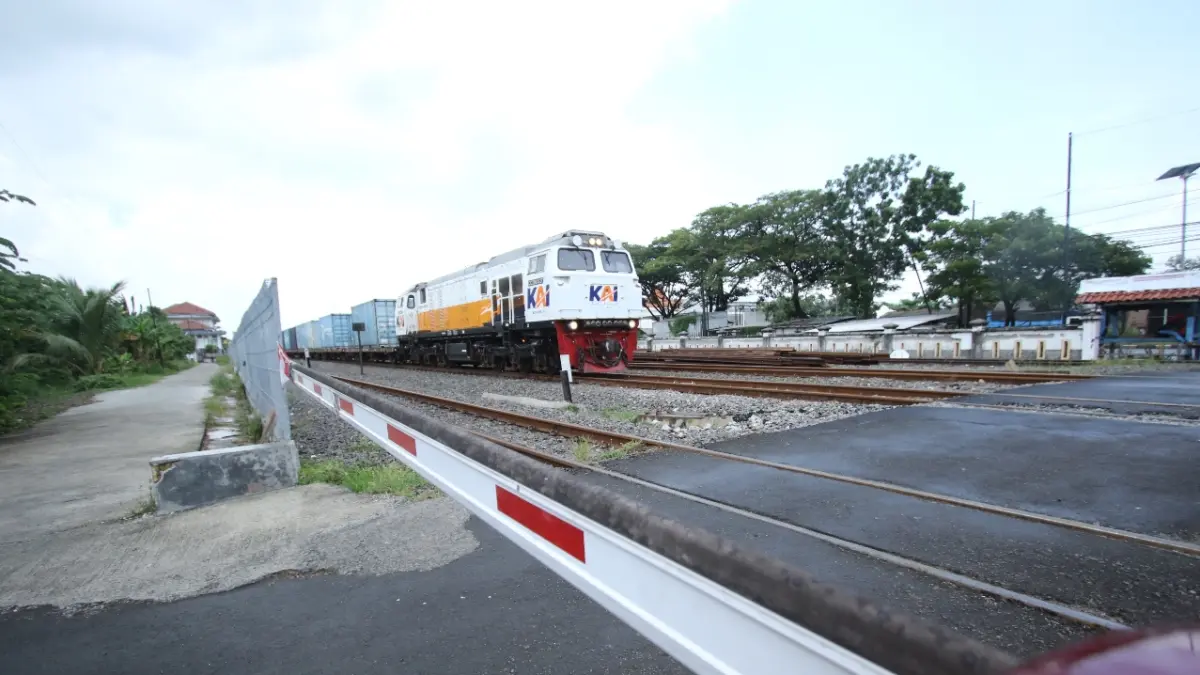 BAKAL DAPAT BANTUAN LAGI: Palang pintu di salah satu perlintasan kereta api di wilayah Kabupaten Lamongan. (ANJAR DWI PRADIPTA/RDR.LMG)
