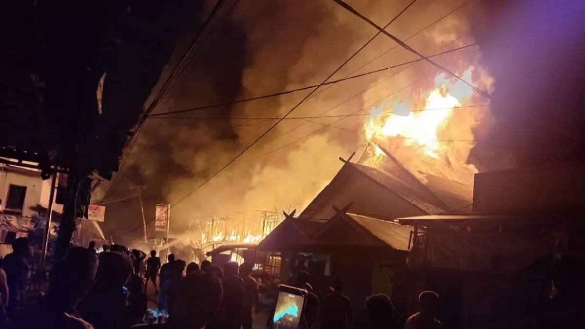 KEBAKARAN : Kobaran api menghanguskan bangunan ruko dan rumah di Pasar Tewah, Jalan Nyai Balau, Kelurahan Tewah, Gunung Mas, Jumat (15/5/2026) dini hari. FOTO : WARGA GUMAS/RADAR SAMPIT