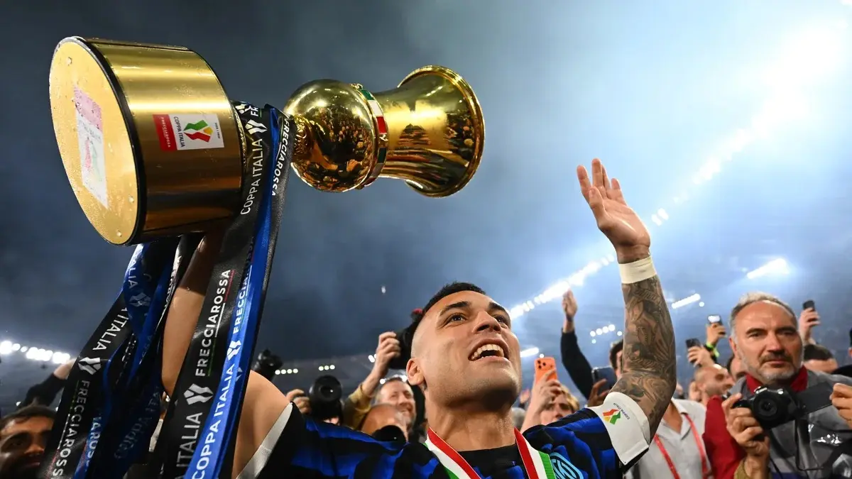 KUAT: Pemain Inter Milan saat mengangkat trofi Coppa Italia 2025/2026, setelah difinal mengalahkan Lazio, Kamis (14/5). (Odc.the guardian)