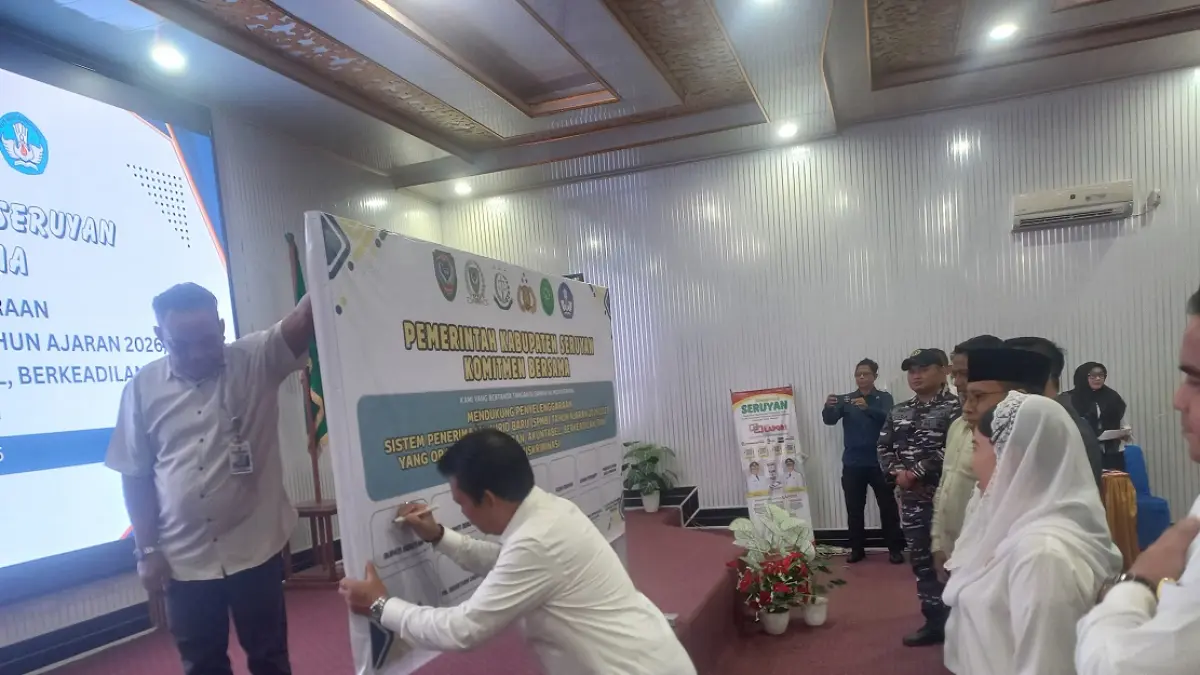 Pemerintah Kabupaten Seruyan menandatangani komitmen bersama pelaksanaan Sistem Penerimaan Murid Baru (SPMB) Tahun Ajaran 2026/2027 di Aula BKAD Kuala Pembuang, Rabu (13/5). (RIFANI/RADAR SAMPIT ) &nbsp;