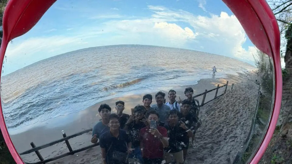 Pengunjung Pantai Ujung Pandaran, Kecamatan Teluk Sampit, saat libur cuti bersama. (Warga/Radar Sampit)&nbsp;