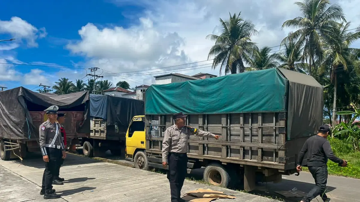 Personel Polres Seruyan saat turun ke jalan menertibkan sejumlah truk yang parkir menggunakan bahu jalan, di wilayah lingkar kota, Desa Persil Raya, Kecamatan Seruyan Hilir, Jumat (15/5).(rifani/radarsampit)