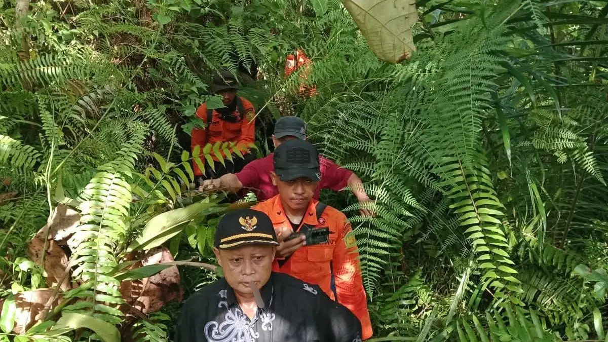 Petugas SAR dan warga melakukan pencarian terhadap Anudin, warga Dusun Danau Purun, Desa Tumbang Payang, Kecamatan Bukit Santuai, yang hilang. Pencariam menyasar hutan siang dan malam. (Warga/Radar Sampit)&nbsp;