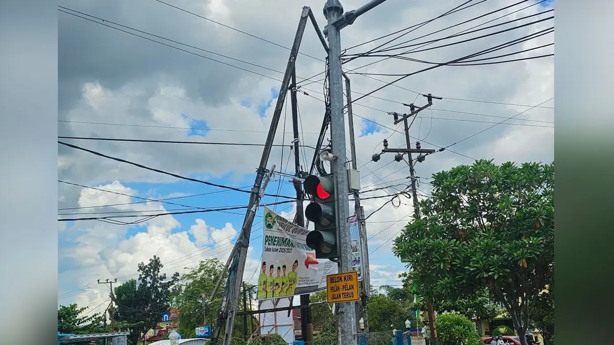 RAWAN: Kerangka baleho di simpang empat lampu merah Sutan Syahrir, Pangkalan Bun, Kelurahan Sidorejo, Kecamatan Arut Selatan, Kotawaringin Barat (Kobar), Jumat (15/5/2026). FOTO: TYO/RADAR SAMPIT 