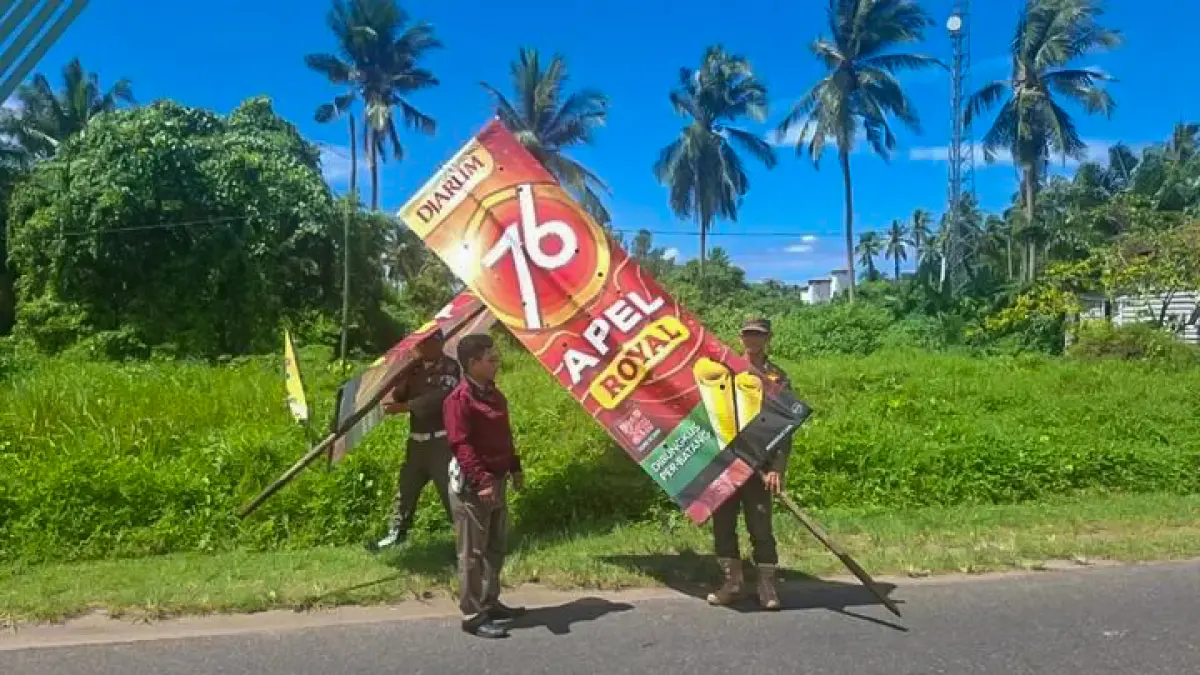 Satuan Polisi Pamong Praja Kabupaten Seruyan melakukan penertiban spanduk liar di sejumlah titik wilayah Kecamatan Seruyan Hilir dan Seruyan Hilir Timur, Kamis (14/5). (RIFANI/RADAR SAMPIT)&nbsp;