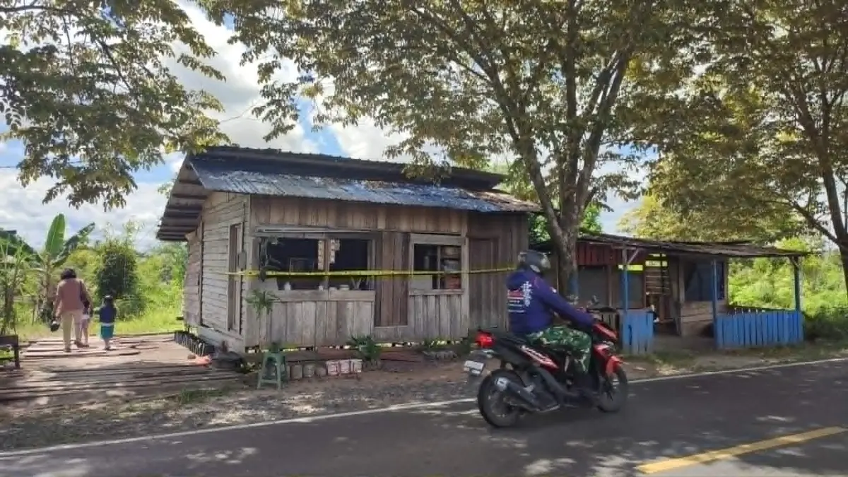 Sebuah warung di Jalan Mahir Mahar, Ingkar luar Palangka Raya, tempat kediaman Memiy alias Ety, yang menjadi saksi bisu penganiayaan sadis yang dilakukan Nando, Kamis (14/5) pagi.(dodi/radarsampit)
