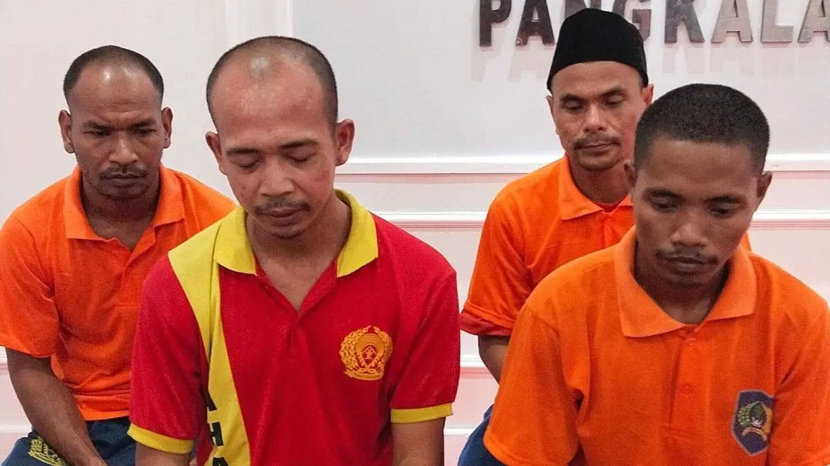 SIDANG: Empat terdakwa pencuri buah sawit menjalani persidangan di Pengadilan Negeri Nanga Bulik, Lamandau. FOTO: RIA/RADAR SAMPIT