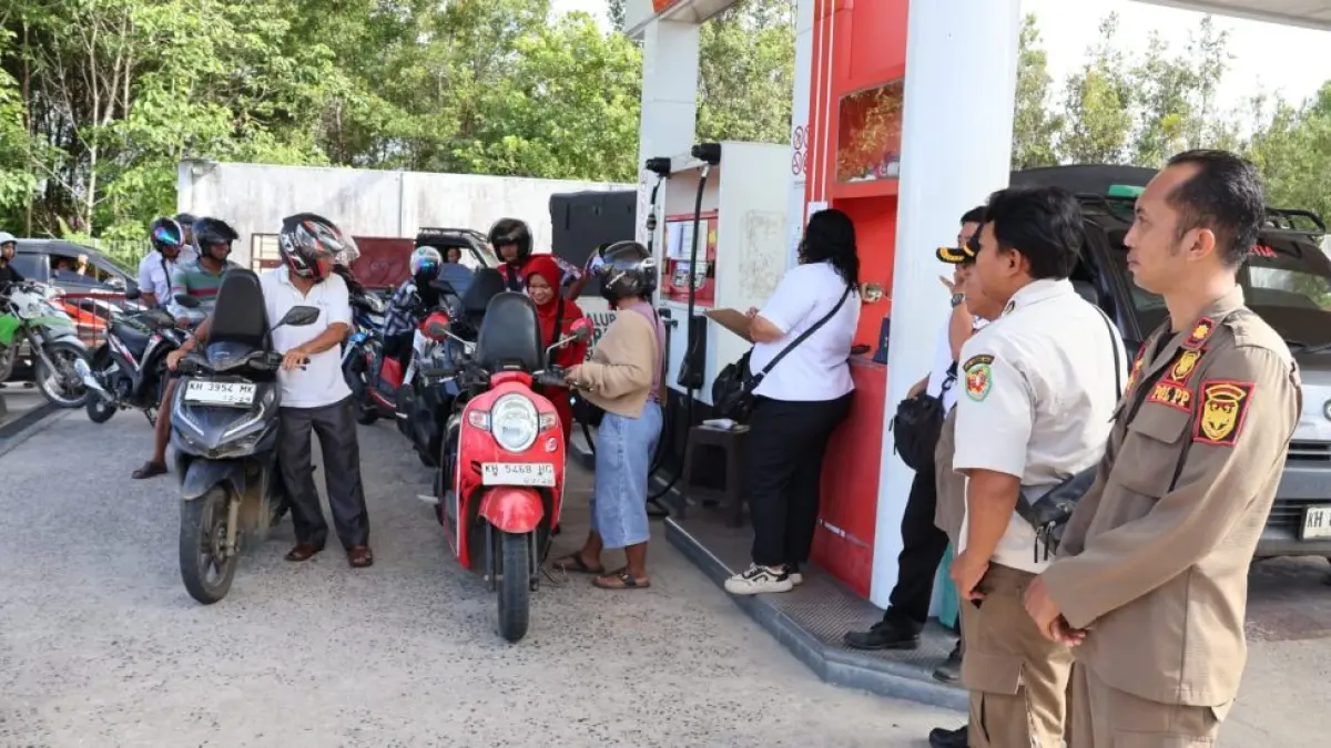 Suasana pemantauan distribusi BBM oleh tim Pengawasan BBM Kabupaten Gumas, di SPBU Kuala Kurun, Rabu (13/5). (DISKOMINFO SANTIK GUMAS)

&nbsp;
