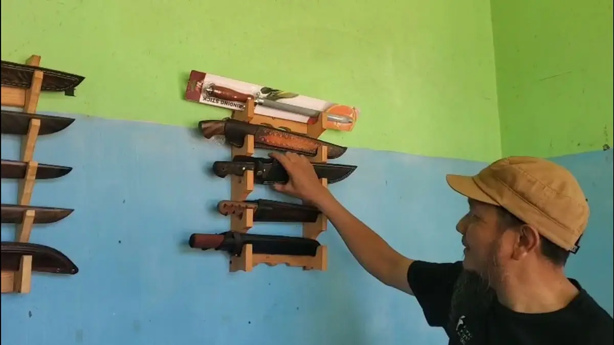 Surya Dinar memperlihatkan pisau kurban karyanya. Menjelang Iduladha, pesanan pisau di Sampit, Kabupaten Kotawaringin Timur meningkat. (Surya Dinar/Radar Sampit)