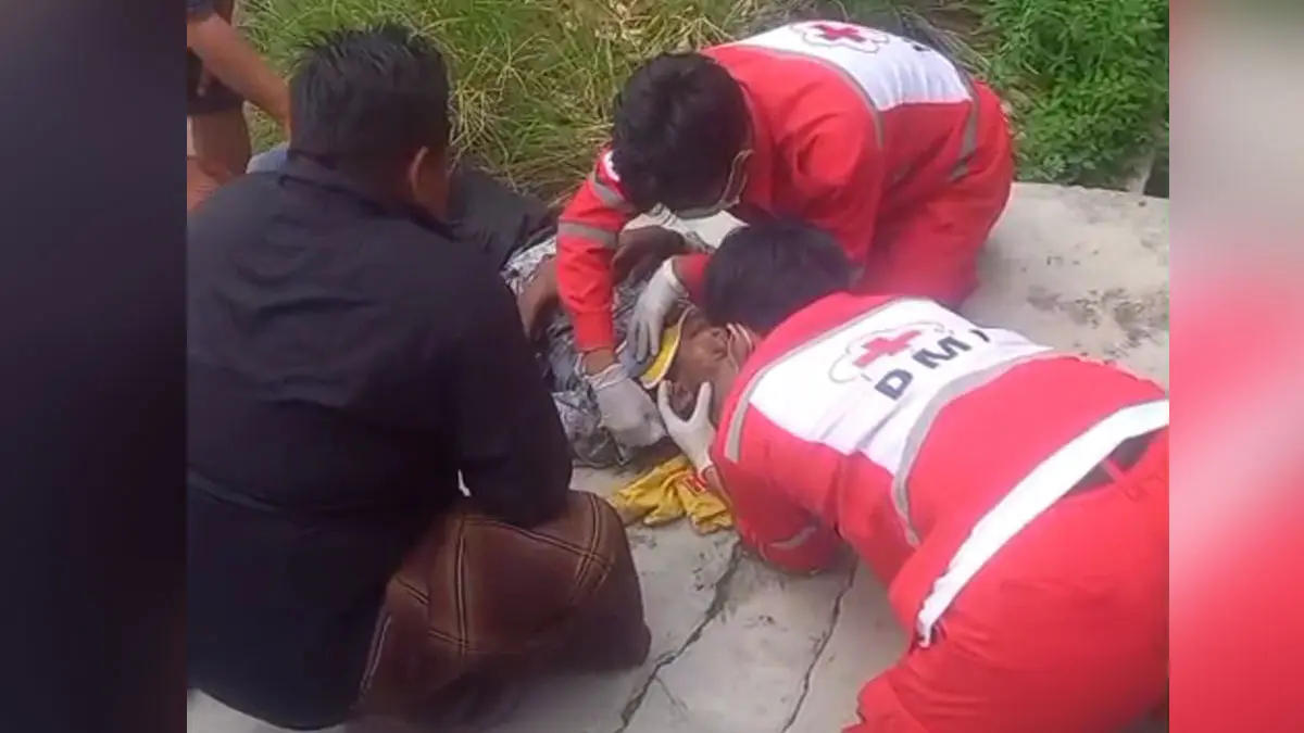 TABRAKAN: Petugas PMI Kobar memberikan pertolongan kepada korban kecelakaan di Jalan Jenderal Sudirman, Pangkalan Bun, Jumat (15/5/2026). FOTO: IST/RADAR SAMPIT 
