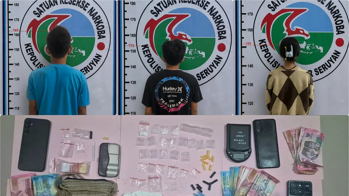 Tiga orang yang diamankan Polres Seruyan beserta sejumlah barang bukti peredaran narkoba jenis sabu, hasil operasi di Desa Derangga, Kecamatan Hanau, baru-baru ini.(istimewa/Polres Seruyan)