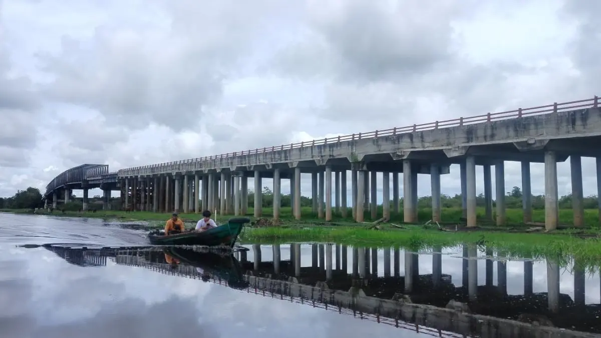 TRANSPORTASI: Kerukan badan jalan menuju Jembatan Jelai di wilayah Kalbar dimanfaatkan warga untuk lintasan transportasi air. FOTO: FAUZIANNUR/RADAR SAMPIT