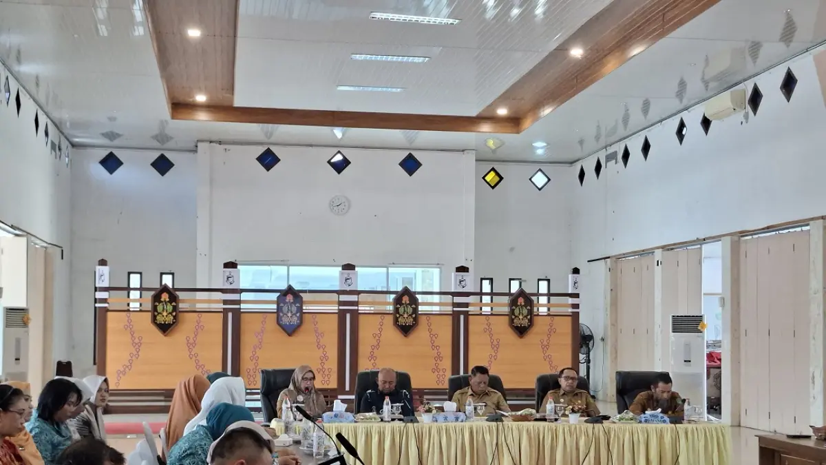 Wakil Bupati Sukamara Nur Efendi saat rapat terkait menurunkan kasus stunting baru. (FAUZIANNUR/RADAR SAMPIT)