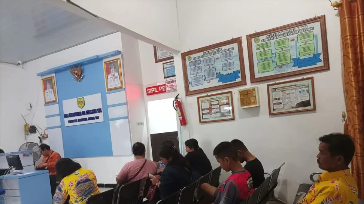 Warga mengantre untuk mendapatkan pelayanan adminduk, di Kantor Disdukcapil setempat, belum lama ini. (DISDUKCAPIL GUNUNG MAS)&nbsp;