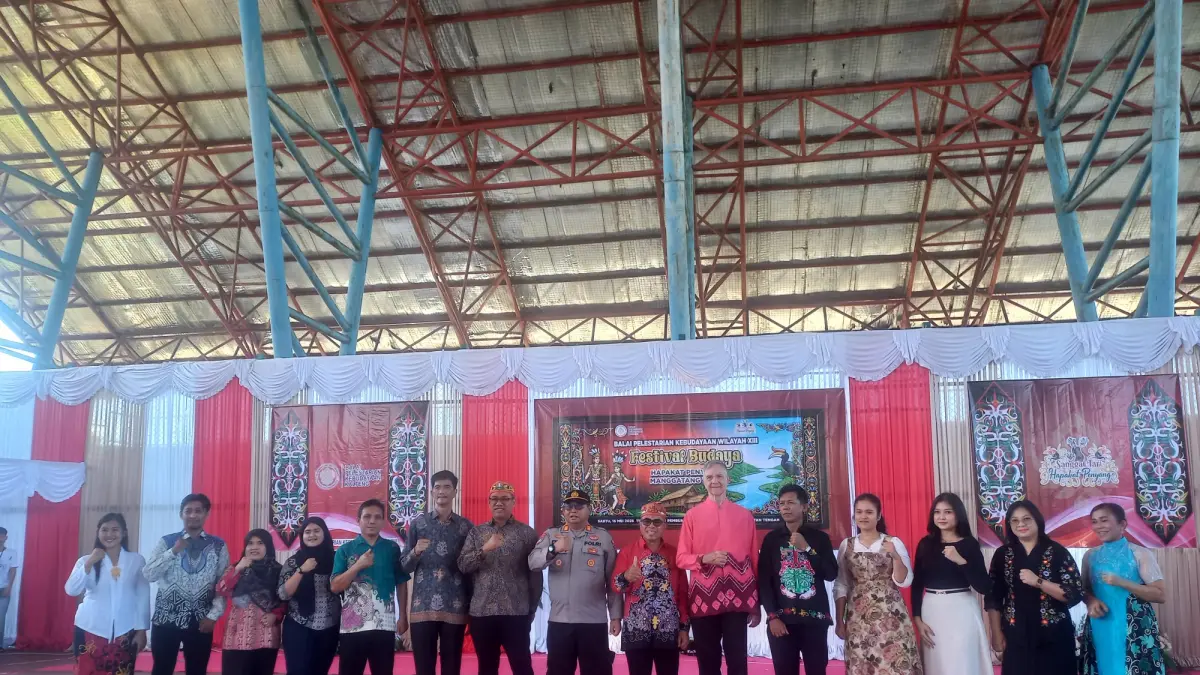 Panitia dan beberapa peserta festival budaya di Kuala Pembuang, Kabupaten Seruyan. (rifani/radarsampit)