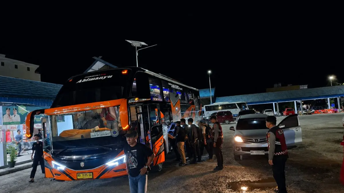 PATROLI : Personel Polres Kotim patroli di kawasan Terminal Patih Rumbih, Sampit, Jumat (15/5/2026) malam. FOTO: POLRES KOTIM/RADAR SAMPIT