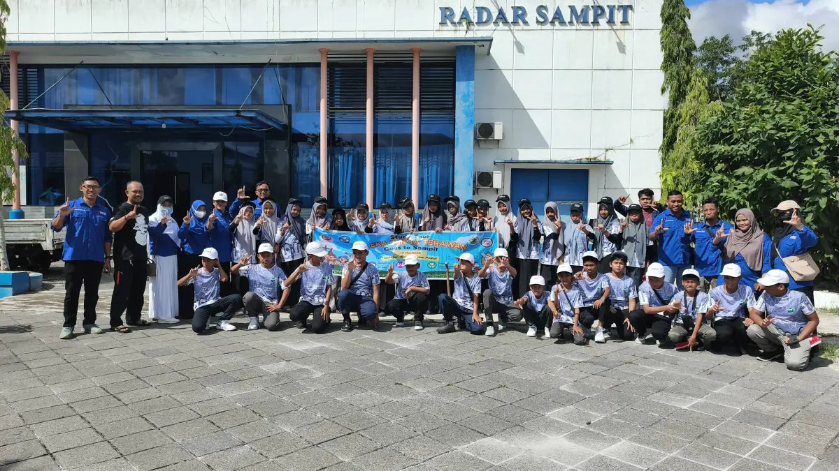
STUDY TOUR: Para siswa dan guru berfoto bersama di halaman Kantor Radar Sampit. (DANY/RADAR SAMPIT) 