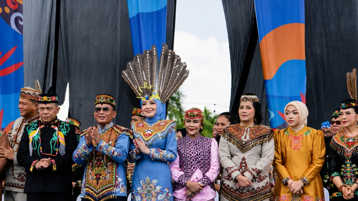 Gubernur Kalteng Agustiar Sabran didampingi istri Aisyah Thisia Agustiar Sabran, serta pejabat forum komunikasi pimpinan daerah Pemprov Kalteng, saat pembukaan Festival Budaya Isen Mulang (FBIM) 2026, di kawasan Bundaran Besar, Palangka Raya, Minggu (17/5). (dodi/radarsampit)